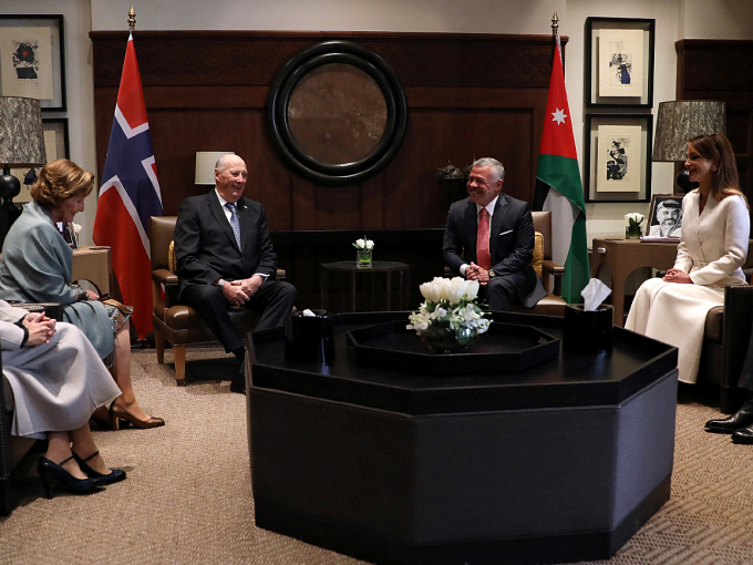 Dei to kongepara og Kronprins Hussein møttest til samtalar etter velkomstseremonien. Foto: Muhammad Hamed, Reuters/NTB scanpix